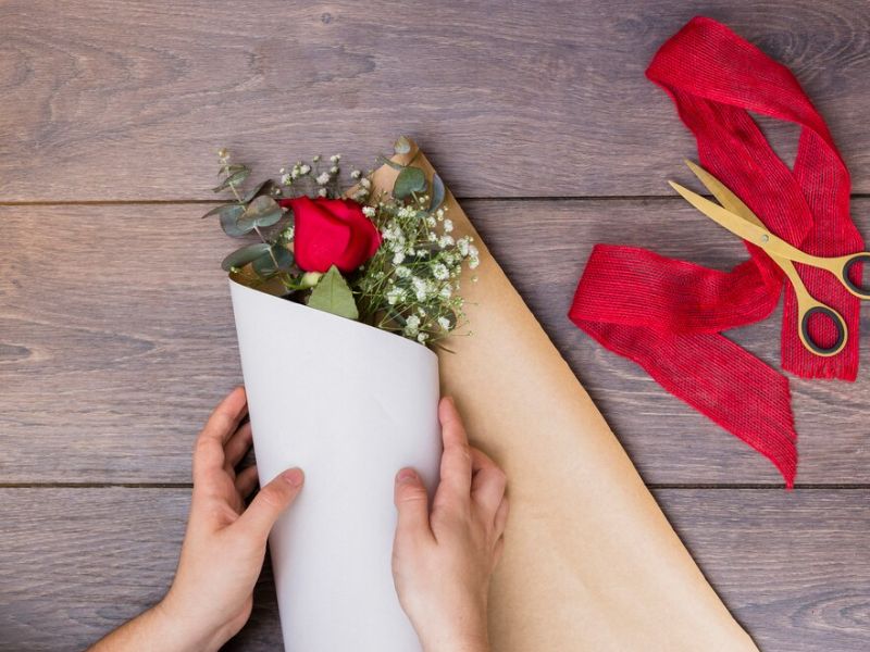 Dùng hoa và thiệp làm quà 20 tháng 10 cho vợ yêu