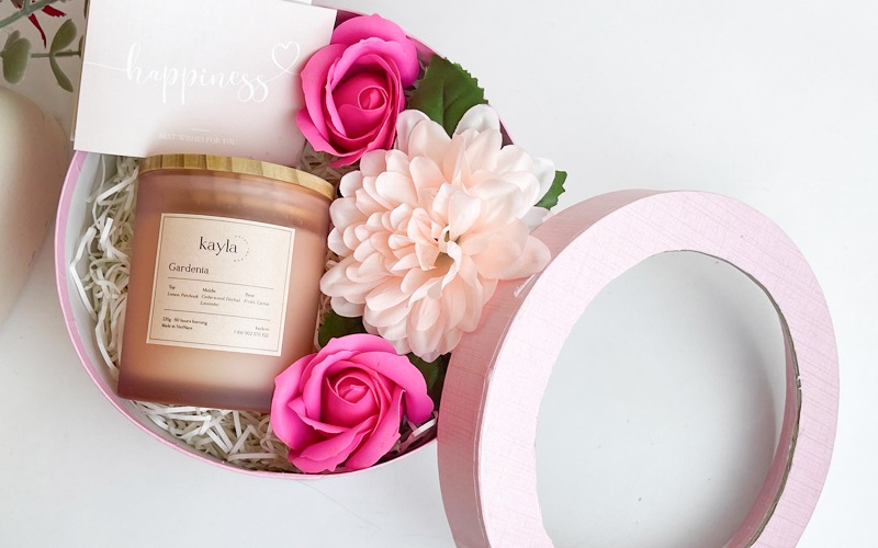 Set quà tốt nghiệp cho nữ – Kết hợp nến thơm, tinh dầu và lời chúc đầy yêu thương