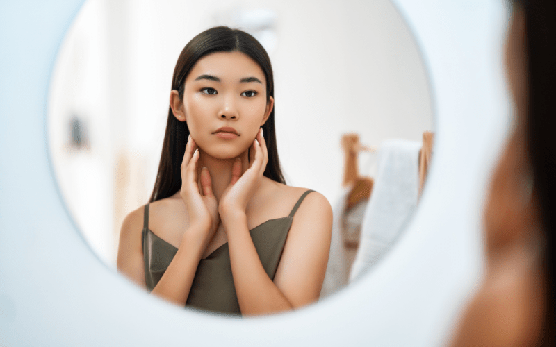 Không nên soi gương trước khi đi.