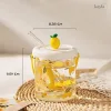 Cốc thủy tinh trái cây có nắp và quai xách tiện lợi, dễ mang theo.