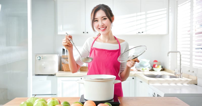 Tạp dề dễ thương giúp cô ấy cảm thấy thú vị khi nấu ăn Tạp dề dễ thương giúp cô ấy cảm thấy thú vị khi nấu ăn