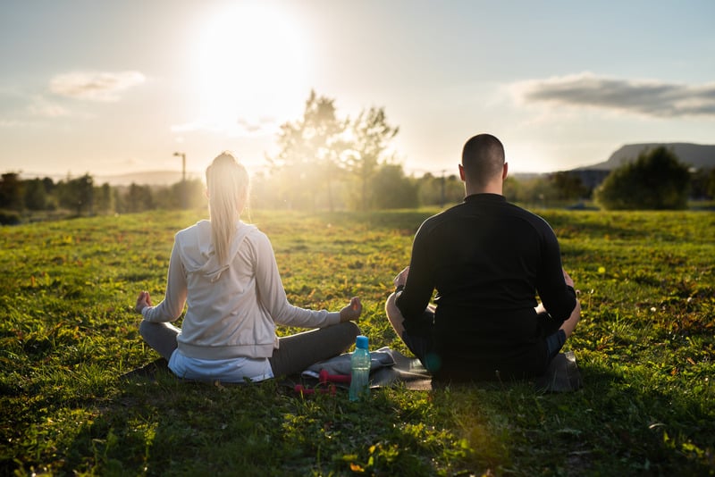 Tập yoga và thiền để giảm căng thẳng Cách chữa mất ngủ cho người trung niên bằng tự nhiên