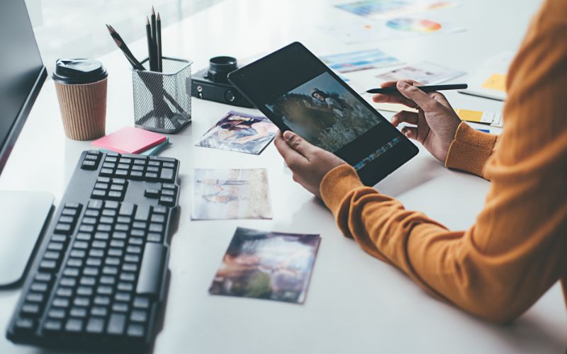 So sánh chi phí giữa quà tặng và quảng cáo