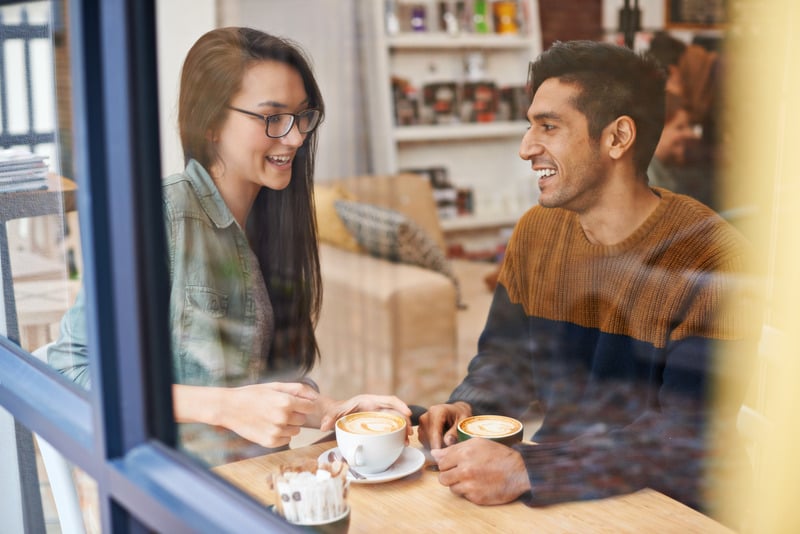Có nên tặng quà trong first date không?