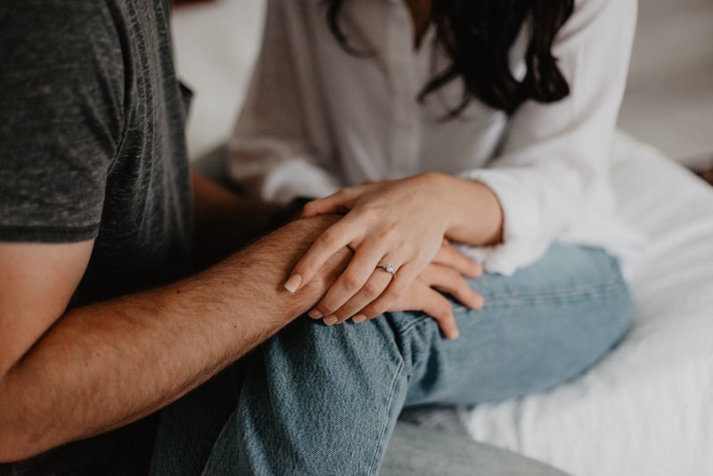 Tại sao việc nắm tay lại quan trọng trong tình yêu? Tại sao việc nắm tay lại quan trọng trong tình yêu?