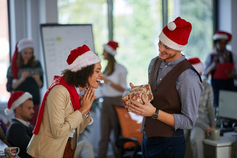 Hướng dẫn từng bước trang trí Noel văn phòng Hướng dẫn từng bước trang trí Noel văn phòng