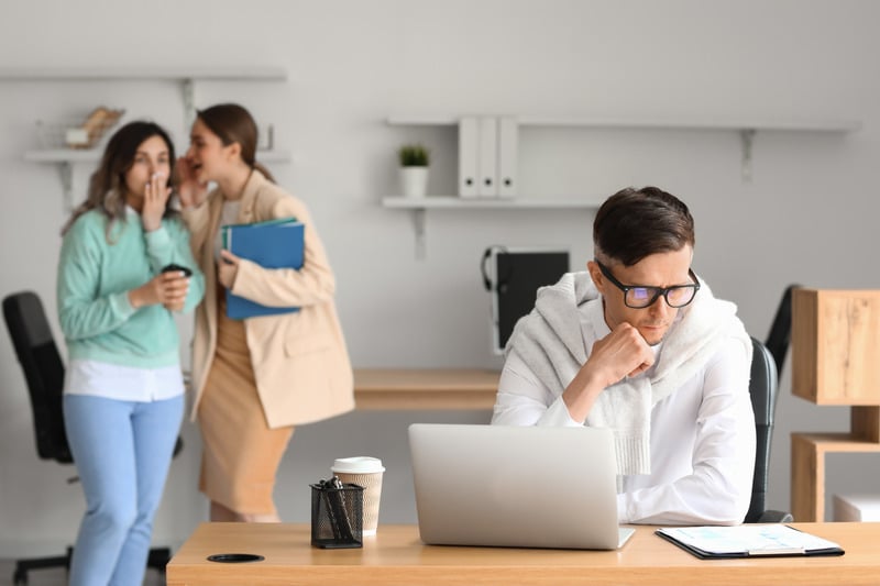 Lỗi phổ biến cần tránh khi xử lý hiểu lầm với đồng nghiệp