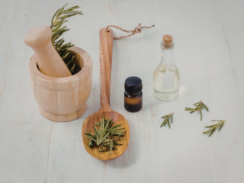 Nguyên liệu chuẩn bị để làm túi thơm từ tinh dầu thiên nhiên